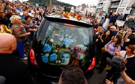 Irlande: Uruvunganzoka rw’abantu mu guherekeza mu cyubahiro Sinéad O’Connor (Amafoto)