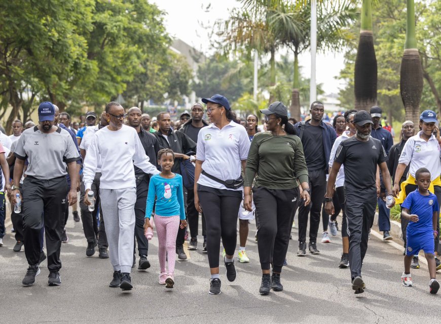 Amafoto - Perezida Kagame na Madamu bari kumwe na Gen. Kainerugaba bitabiriye Siporo rusange