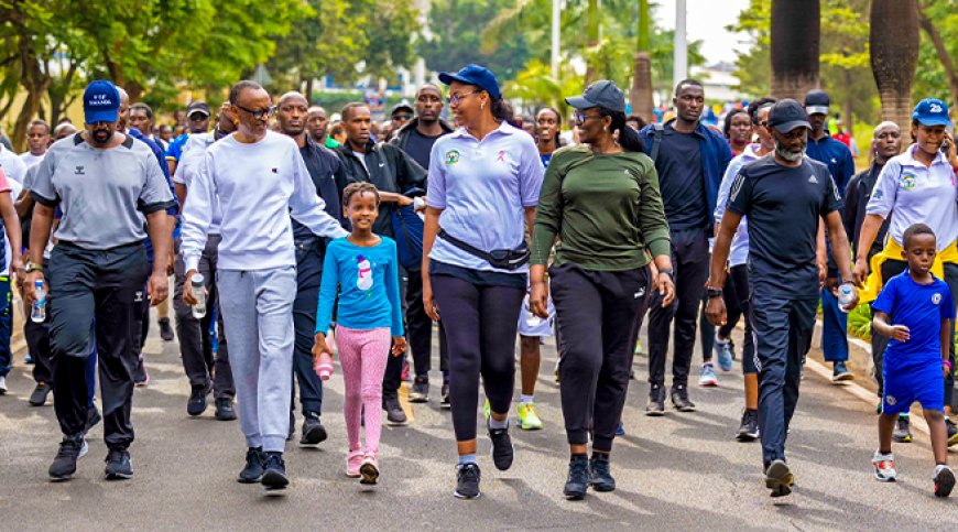 Amafoto - Perezida Kagame na Madamu bari kumwe na Gen. Kainerugaba bitabiriye Siporo rusange
