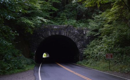 Uko byagenda kose hari urumuri rw’umucyo kumpera ya tunnel