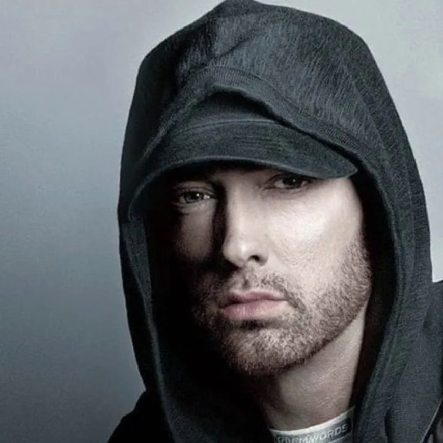 Eminem yamaze amatsiko abantu bibaza impamvu ahora yakunje isura