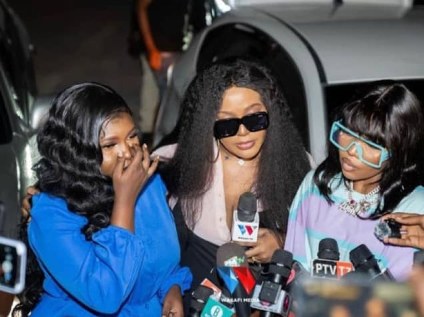 Uwo Zuchu yahaye imodoka yamuvuze imyato (Amafoto)