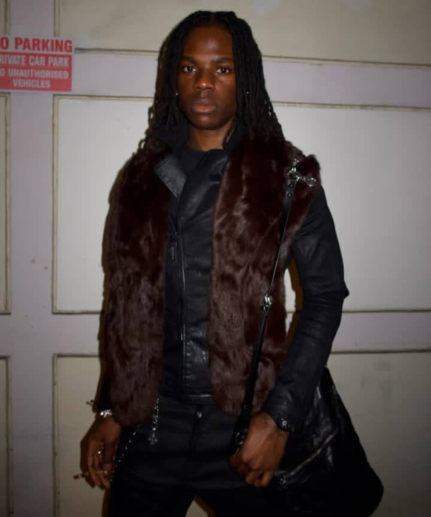 Rema yahishuye impamvu yambaraga imyenda minini akiri muto