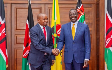 Perezida Ruto yajugunyweho urukweto, Visi Perezida Kindiki ahabwa inkoko: Ibyakorewe abayobozi ba Kenya