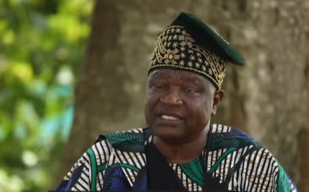 Inkuru y'umwami wihinduye umwarimu