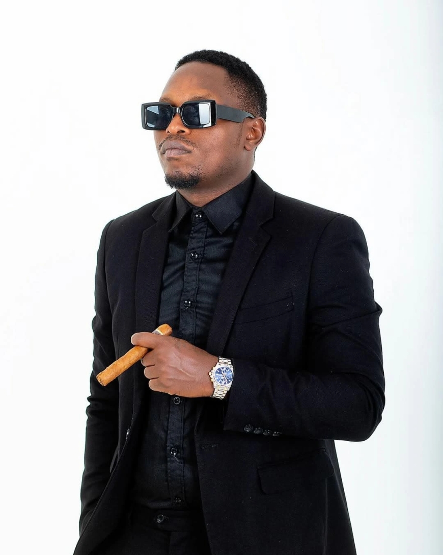 Igisobanuro cy'amafoto Bulldogg yakiranywe avuye ku rubyiniro